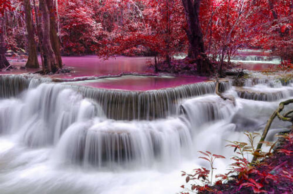 Красные оттенки осени у водопада Эраван (Erawan falls)