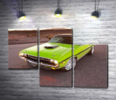Яркий автомобиль Dodge Challenger на дороге среди пустыни