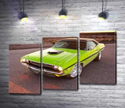 Яскравий автомобіль Dodge Challenger на дорозі серед пустелі
