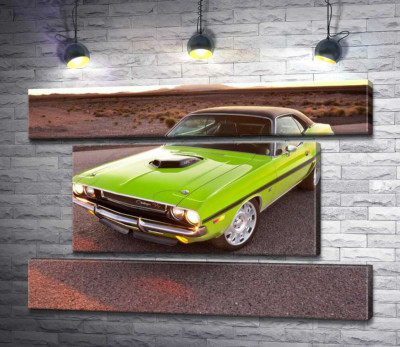 Яркий автомобиль Dodge Challenger на дороге среди пустыни