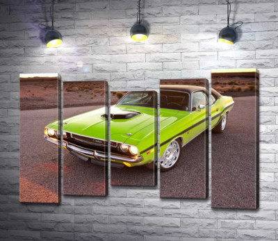 Яркий автомобиль Dodge Challenger на дороге среди пустыни