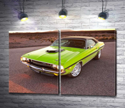 Модульна картина "Яскравий автомобіль Dodge Challenger на дорозі серед пустелі"