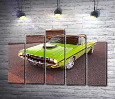 Модульная картина "Яркий автомобиль Dodge Challenger на дороге среди пустыни"