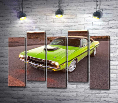 Яркий автомобиль Dodge Challenger на дороге среди пустыни