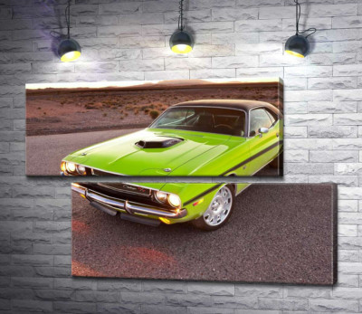 Яскравий автомобіль Dodge Challenger на дорозі серед пустелі