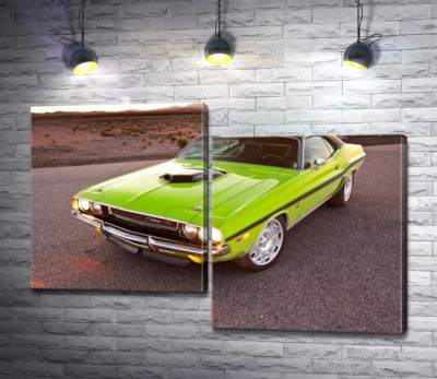 Модульная картина "Яркий автомобиль Dodge Challenger на дороге среди пустыни"