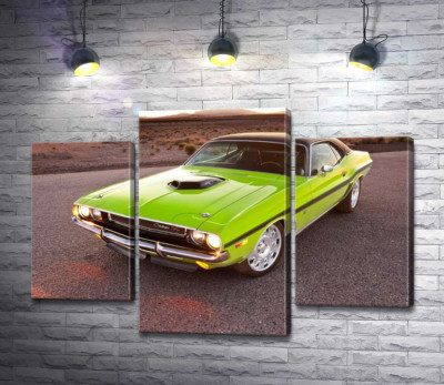 Модульная картина "Яркий автомобиль Dodge Challenger на дороге среди пустыни"