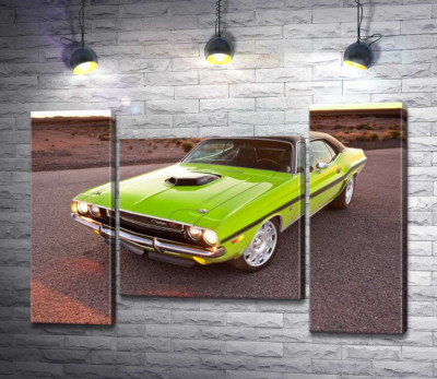 Яркий автомобиль Dodge Challenger на дороге среди пустыни