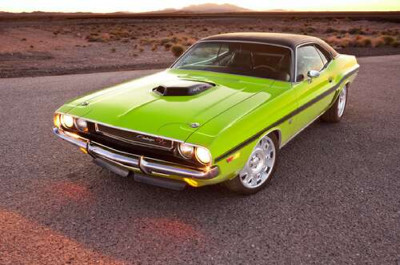 Яскравий автомобіль Dodge Challenger на дорозі серед пустелі