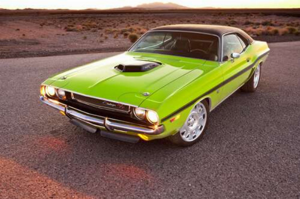 Яркий автомобиль Dodge Challenger на дороге среди пустыни