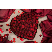Романтичний букет-серце із червоних троянд