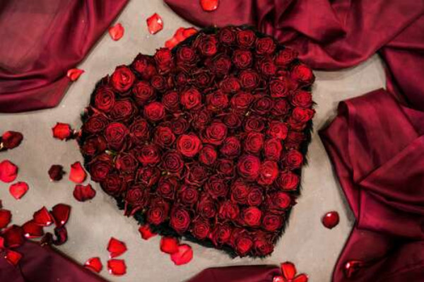 Романтичний букет-серце із червоних троянд