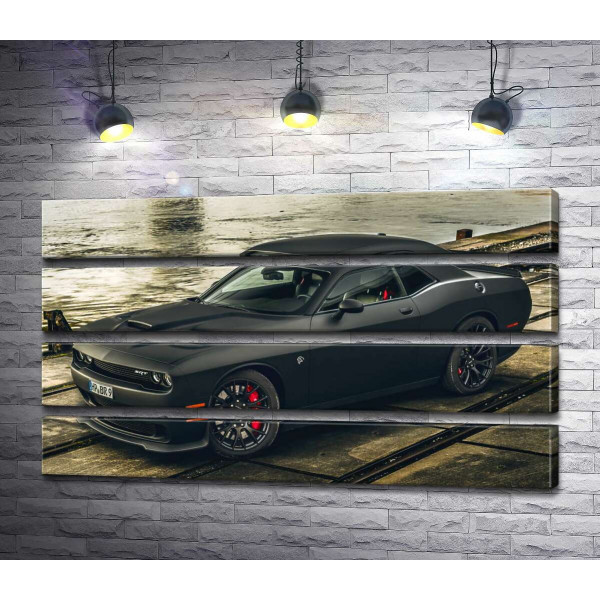Черная матовая модель автомобиля Dodge Challenger Hellcat