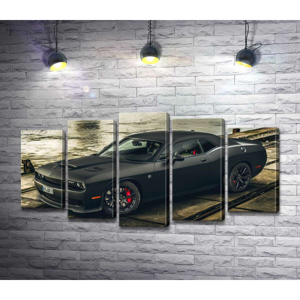 Чорна матова модель автомобіля Dodge Challenger Hellcat