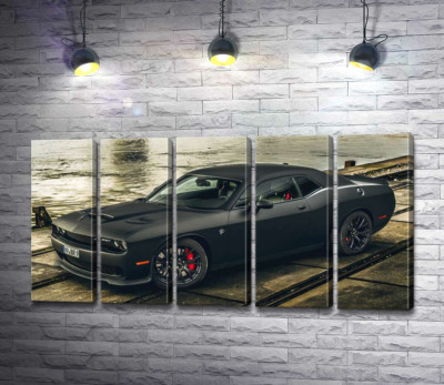 Модульна картина "Чорна матова модель автомобіля Dodge Challenger Hellcat"