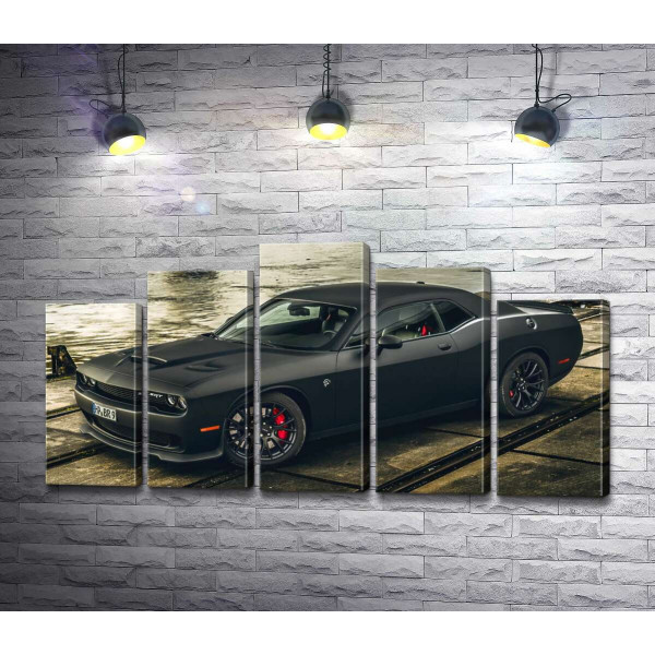 Чорна матова модель автомобіля Dodge Challenger Hellcat