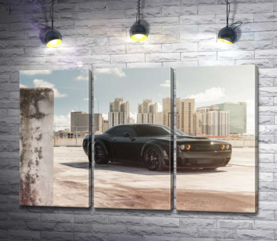 Модульная картина "Черный автомобиль Dodge Challenger Hellcat на фоне домов"