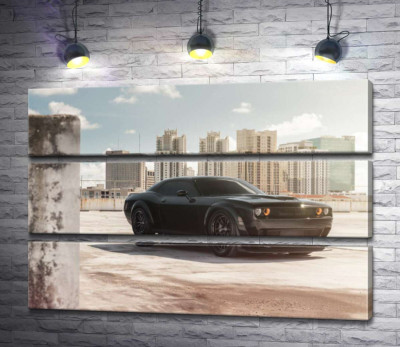 Модульна картина "Чорний автомобіль Dodge Challenger Hellcat на фоні будинків"