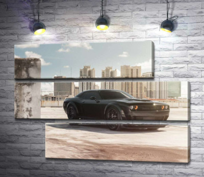 Чорний автомобіль Dodge Challenger Hellcat на фоні будинків