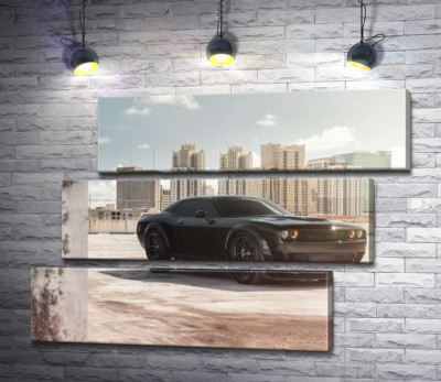 Модульна картина "Чорний автомобіль Dodge Challenger Hellcat на фоні будинків"