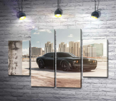 Модульна картина "Чорний автомобіль Dodge Challenger Hellcat на фоні будинків"