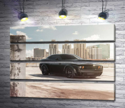 Модульная картина "Черный автомобиль Dodge Challenger Hellcat на фоне домов"