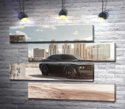 Модульна картина "Чорний автомобіль Dodge Challenger Hellcat на фоні будинків"
