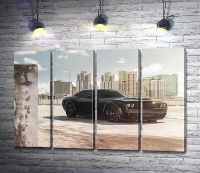 Модульна картина "Чорний автомобіль Dodge Challenger Hellcat на фоні будинків"