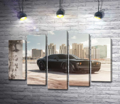 Модульная картина "Черный автомобиль Dodge Challenger Hellcat на фоне домов"