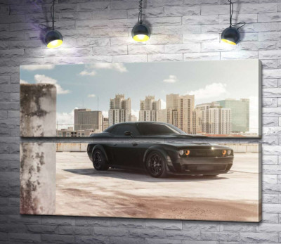 Модульная картина "Черный автомобиль Dodge Challenger Hellcat на фоне домов"