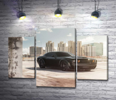 Чорний автомобіль Dodge Challenger Hellcat на фоні будинків