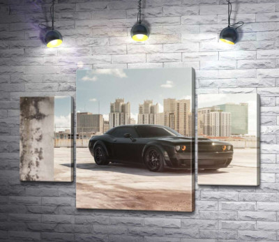 Модульна картина "Чорний автомобіль Dodge Challenger Hellcat на фоні будинків"