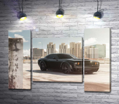 Модульна картина "Чорний автомобіль Dodge Challenger Hellcat на фоні будинків"