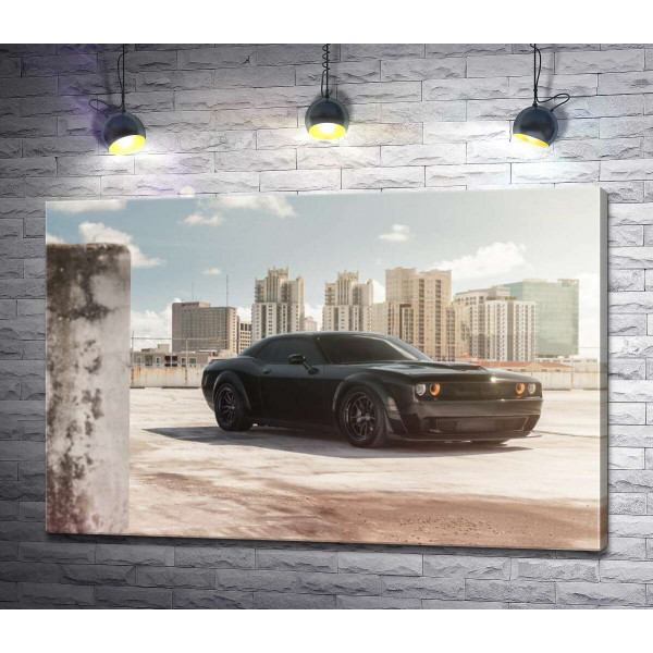 Чорний автомобіль Dodge Challenger Hellcat на фоні будинків