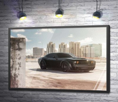 Постер "Черный автомобиль Dodge Challenger Hellcat на фоне домов"