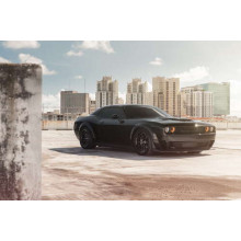 Чорний автомобіль Dodge Challenger Hellcat на фоні будинків
