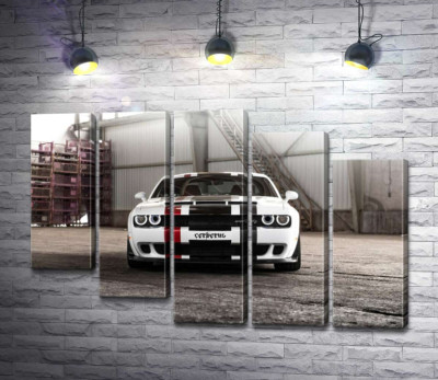 Белая модель автомобиля Dodge Challenger Hellcat