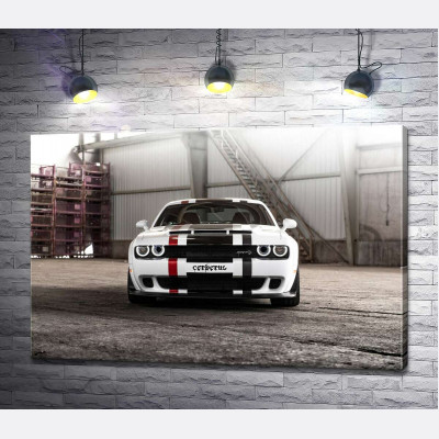 Белая модель автомобиля Dodge Challenger Hellcat