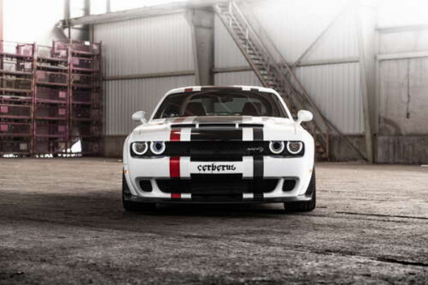 Белая модель автомобиля Dodge Challenger Hellcat