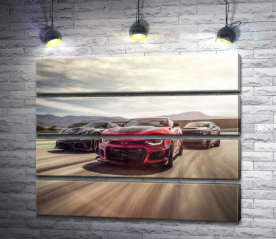 Модульна картина "Chevrolet Camaro ZL1 їде на чолі спортивних автомобілів"