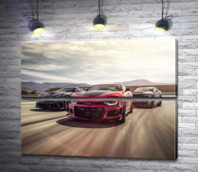 Модульна картина "Chevrolet Camaro ZL1 їде на чолі спортивних автомобілів"