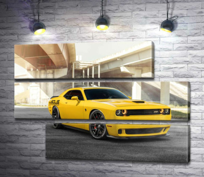 Модульна картина "Жовтий автомобіль Dodge Challenger Hellcat зупинився під мостом"