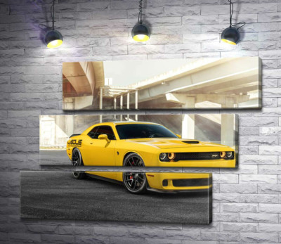 Модульная картина "Желтый автомобиль Dodge Challenger Hellcat остановился под мостом"