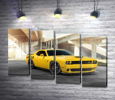 Желтый автомобиль Dodge Challenger Hellcat остановился под мостом