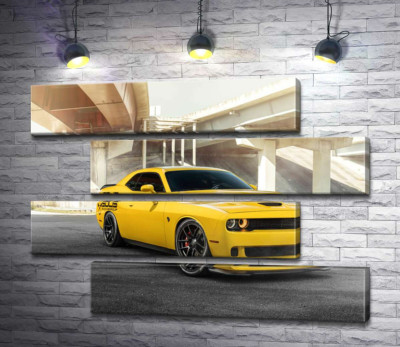 Модульная картина "Желтый автомобиль Dodge Challenger Hellcat остановился под мостом"