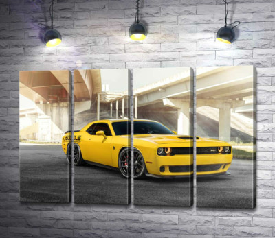 Модульная картина "Желтый автомобиль Dodge Challenger Hellcat остановился под мостом"
