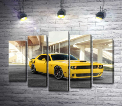 Модульная картина "Желтый автомобиль Dodge Challenger Hellcat остановился под мостом"