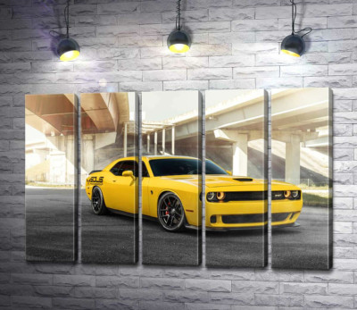 Модульна картина "Жовтий автомобіль Dodge Challenger Hellcat зупинився під мостом"
