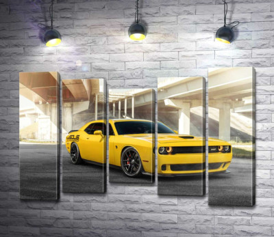 Модульна картина "Жовтий автомобіль Dodge Challenger Hellcat зупинився під мостом"