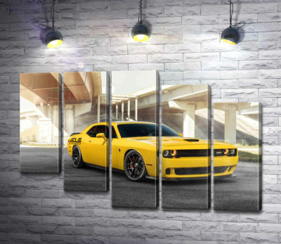 Модульна картина "Жовтий автомобіль Dodge Challenger Hellcat зупинився під мостом"